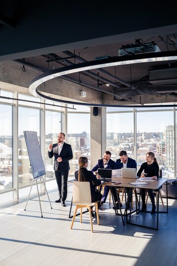 Persona capacitando a empleados de una empresa